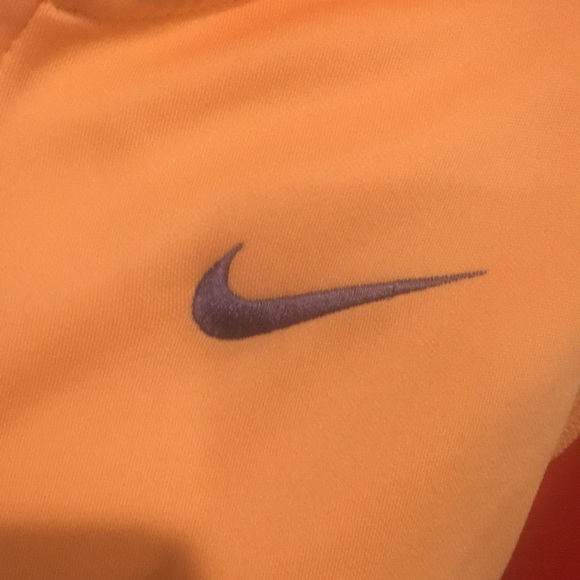 Nike hooded jacket with pockets and thumb holes. - Picture 5 of 6